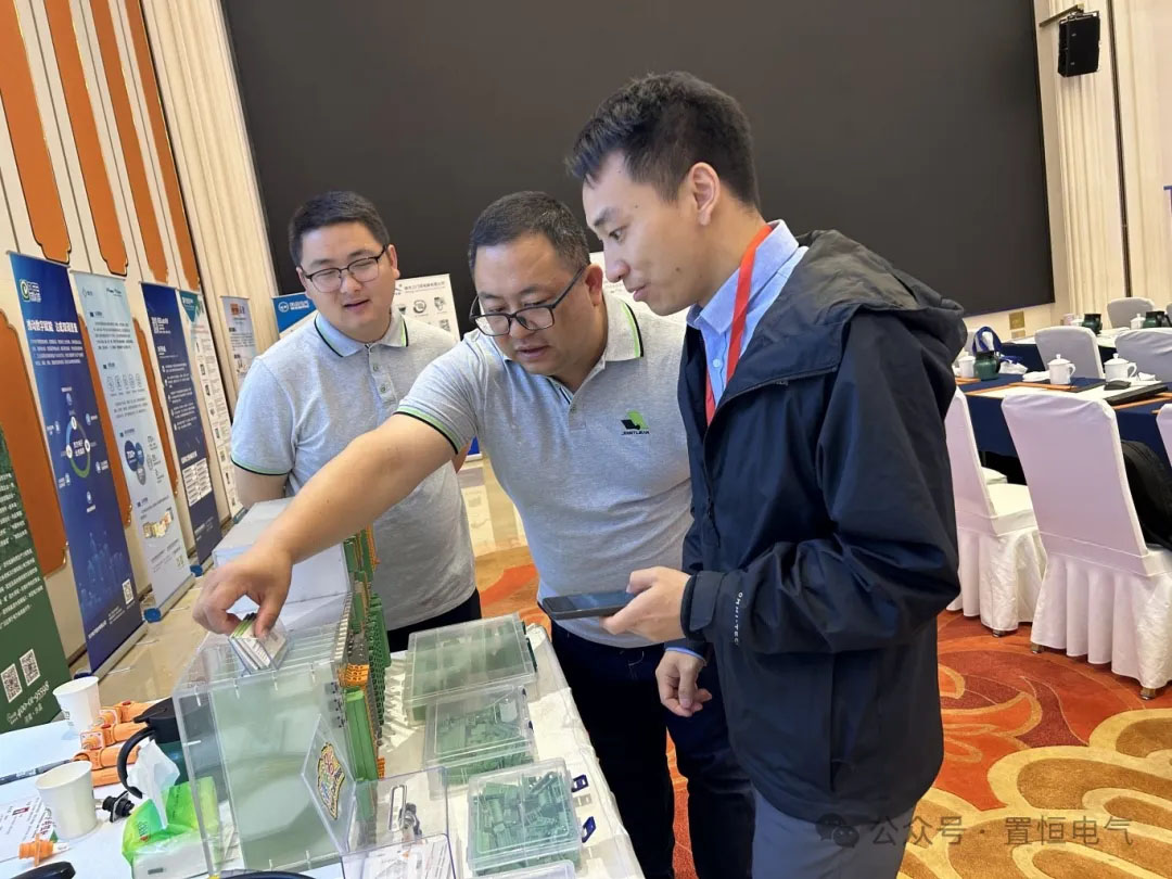 置恒工作人員為(wei) 企業(ye) 客戶介紹產(chan) 品