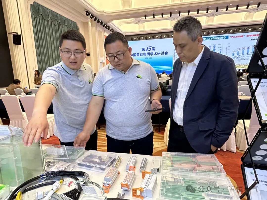 置恒工作人員為(wei) 企業(ye) 客戶介紹產(chan) 品