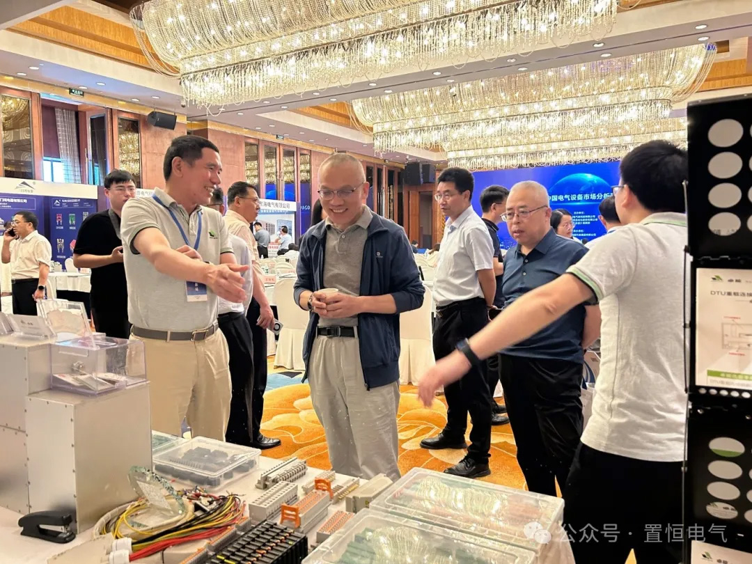 置恒姚總與(yu) 展會(hui) 專(zhuan) 家交流