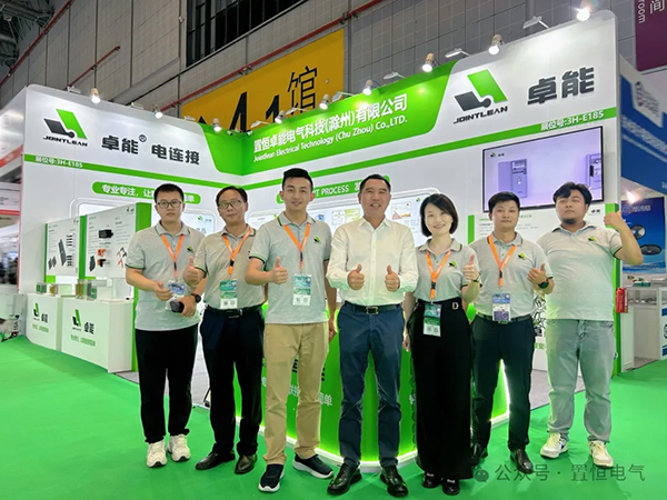 置恒18新利正网展位前姚總與(yu) 工作人員合影