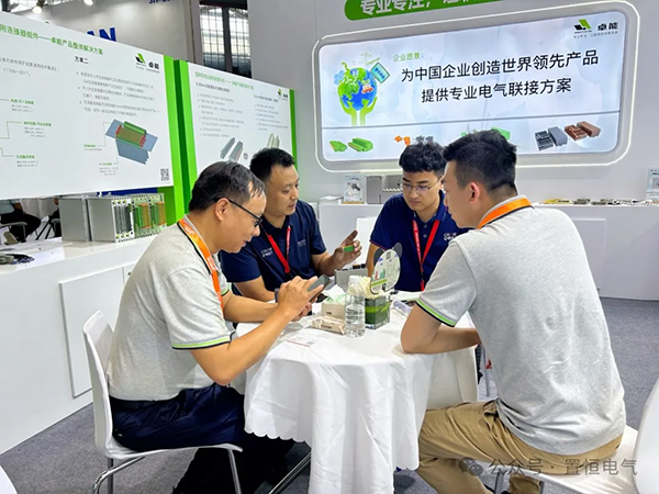 與(yu) 來訪企業(ye) 客戶展開合作洽談