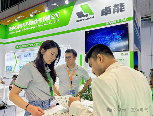 與(yu) 來訪企業(ye) 客戶展開合作洽談
