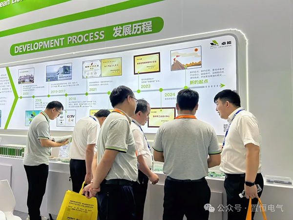與(yu) 來訪企業(ye) 客戶展開合作洽談