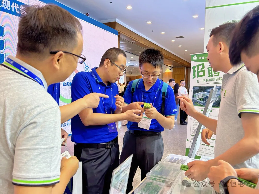置恒工作人員為(wei) 企業(ye) 客戶介紹產(chan) 品
